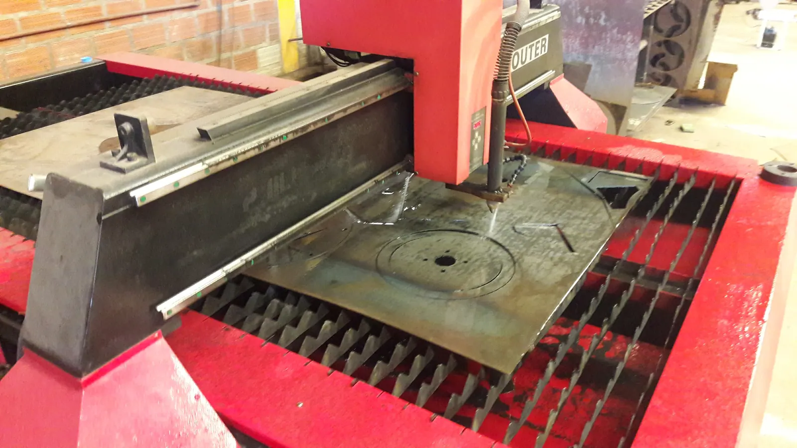 Plancha recién cortada sobre la mesa plasma