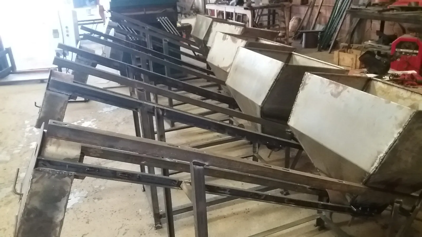Tolvas de chapa en fabricación
